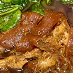 ขาหมูหอมละมุน สันผักหวาน