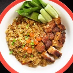 ข้าวเหนียวผัดกระเทียมไข่แดงเค็ม หมูสามชั้นทอด