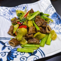 ไส้หมูผัดเกี่ยมฉ่าย 酸菜炒猪肠