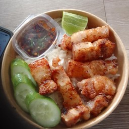 ข้าวหน้าหมูสามชั้นทอด จิ้มแจ่ว (ฟรีไข่ดาว)