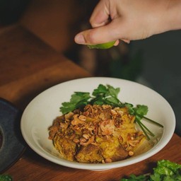 เฟตตูชินี่แกงเหลืองเนื้อ