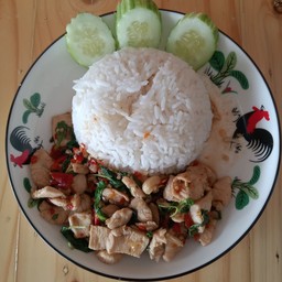 ข้าวผักกระเพราไก่