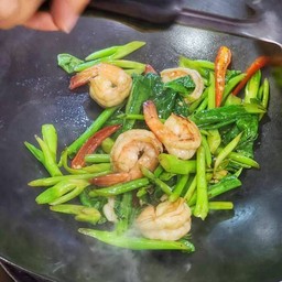 ผัดคะน้ากุ้งราดข้าว