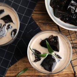 Grass Jelly in Apricot Juice with Cheese Milk เฉาก๋วยในน้ำแอปริคอตใส่นมชีส