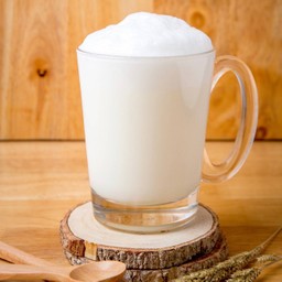 นมสด + คาราเมล ร้อน