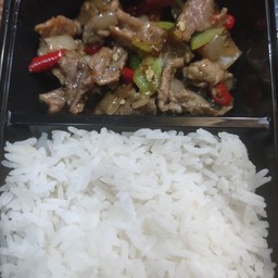 เนื้อผัดพริกไทยดำราดข้าว