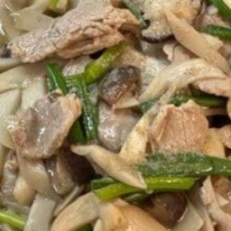 ไก่ผัดหอมใหญ่ใส่เห็ด ราดข้าว