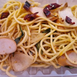 สปาเก็ตตี้ไส้กรอก(หมู)ผัดพริกแห้ง