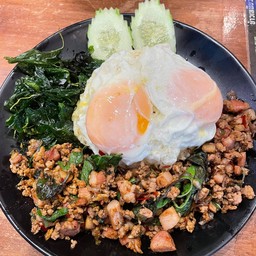 ข้าวกะเพราหมูสับเบคอนไข่แฝด