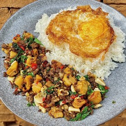 ข้าวกะเพราเนื้อสับ 100g +กากหมู ไข่ดาว