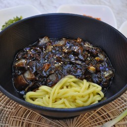 จาจังมยอน (ซีฟู้ด) (Jajang myeon with seafood)