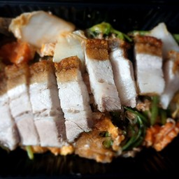 สุกี้ผัดแห้งหมูกรอบ