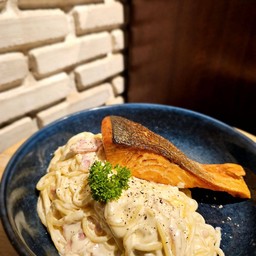 สปาเก็ตตี้ครีมเบคอนแซลมอนย่าง