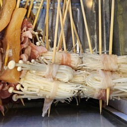 สามชั้นพันเห็ดเข็มทอง