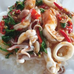 กระเพราปลาหมึก