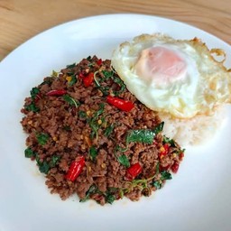 กระเพราเนื้อสับ เนื้อเปื่อยราดข้าว