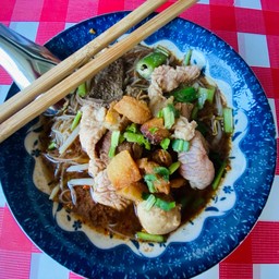 ก๋วยเตี๋ยวเรือหมูน้ำตกหมูตุ๋นอยุธยา