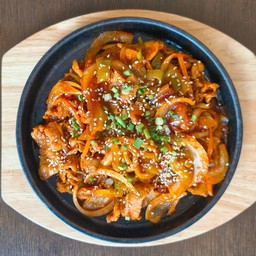 제육볶음 (jeyugbokk-eum-หมูผัดซอสเผ็ดเกาหลี)