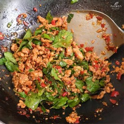 กระเพราหมูสับ หมูชิ้น หมูกรอบราดข้าว