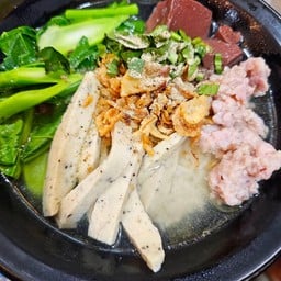 ข้าวต้มญวน (ข้าว, หมูก้อน, หมูเด้ง, หมูยอ, เลือดก้อน)