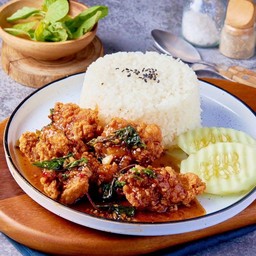 ข้าวไก่ทอดกรอบซอสกะเพรา