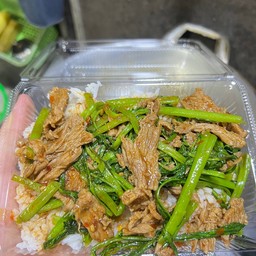 ผัดพริกเเกงเนื้อผักบุ้ง