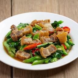 คะน้าหมูกรอบ หมูชิ้น ปลากระป๋อง ราดข้าว