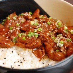 ไก่ผัดซอส โคชูจัง ราดข้าว