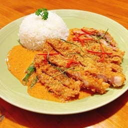 ข้าวฉู่ฉี่พริกแกงหมูทอด