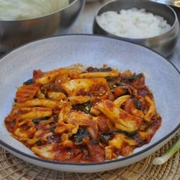 ปลาหมึกผัดพริกสไตล์เกาหลี (Stir fried squid)