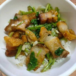 ข้าวราดหมูกรอบผัดขึ้นฉ่าย