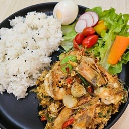 ผัดสามเหม็น เสริฟพร้อมข้าว และผักสลัด