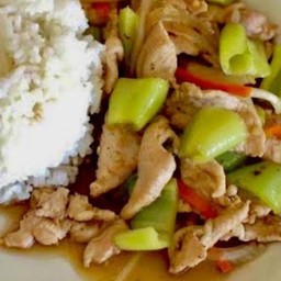 ไก่ผัดพริกไทยดำราดข้าว