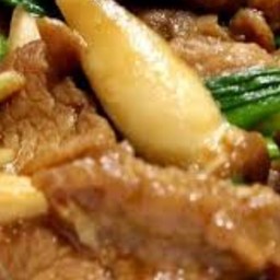 เนื้อผัดหอมใหญ่ใส่เห็ด ราดข้าว