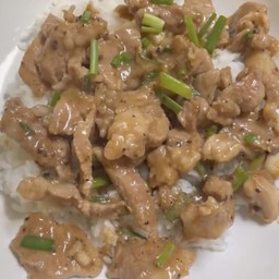 ข้าวหมูผัดสามเกลอ