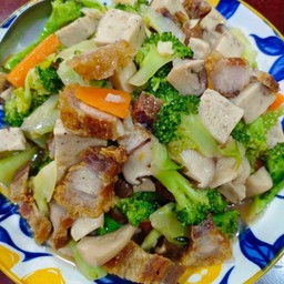 ผัดบล็อกโครีีหมูกรอบ