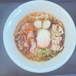 ก๋วยเตี๋ยวต้มยำไข่ดุ๊กดิ๊ก(หมูแดง หมูกรอบ ลูกชิ้น ไก่)