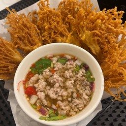 ยำเห็ดเข็มทองทอด