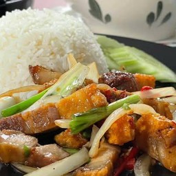 ข้าวผัดพริกหยวกหมูกรอบ