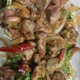 ผัดกะเพราเครื่องในไก่