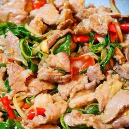 กะเพราหมูชิ้น  (กับข้าว)