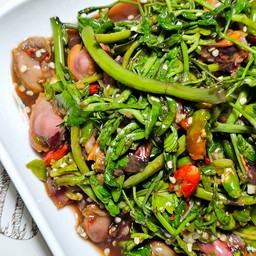 ยำหอยแครงใส่กระเฉด