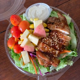 สลัดไก่ย่างซอสญี่ปุ่น