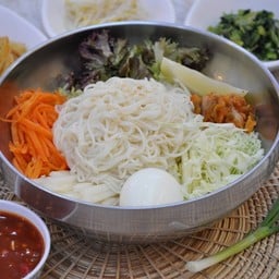 บิบิมกุกซู (Bibim kuksu)