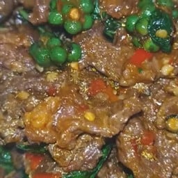 ผัดพริกแกงเนื้อราดข้าว
