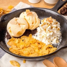 (แถมฟรี ปังปิ้งเนยน้ำตาล) ไอติม คอนเฟลค + วนิลา