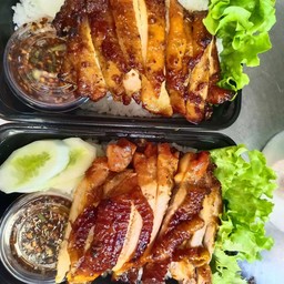 ข้าวไก่ย่างน้ำจิ้มเเจ่ว