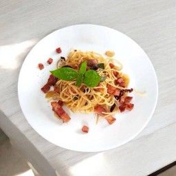 สปาเก็ตตี้เบค่อนไส้กรอกพริกแห้ง (แซ่บ)