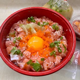 ข้าวแซลมอนหั่นเต๋า