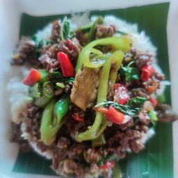 กระเพราเนื้อราดข้าว